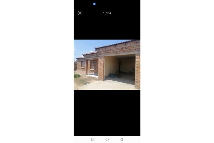 For Sale: 3-bedroom house in Seshego with double garage and dining room.