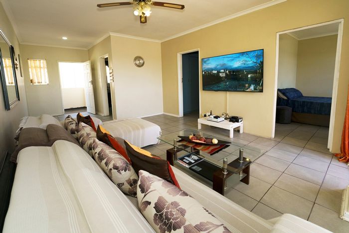 Cotswold Apartment For Sale: Secure complex, garage, balcony, fibre internet access.