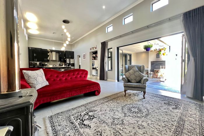 Sagewood House To Rent: 4 bedrooms, secure estate, solar jacuzzi, and open-plan living.