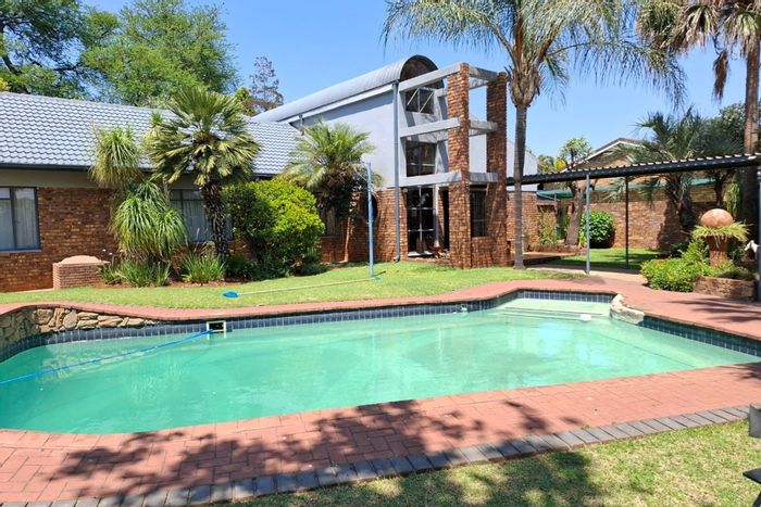 Aerorand House For Sale: Spacious living areas, pool, garden, and ample parking.