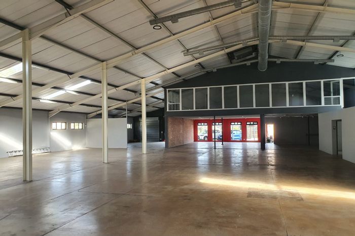 Retail space for rent in Fairview: 1100m2, dual access, ample parking, office suite.