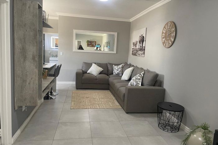Townhouse To Rent in Glen Austin AH: 3 beds, pool, garden, pet-friendly.