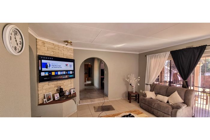 Mulbarton House For Sale: 3 Bedrooms, 2 Bathrooms, Ample Parking, Spacious Yard.
