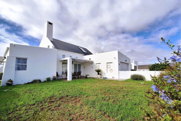 House For Sale in Lampiesbaai: 3 Bedrooms, solar power, security, near beach.
