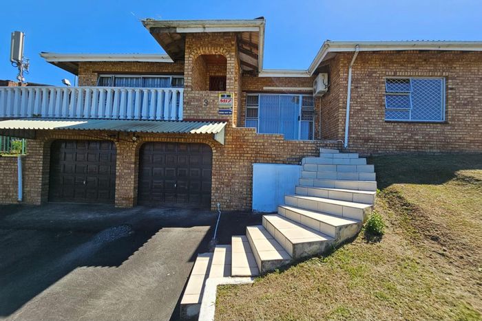 4-Bedroom House in Bombay Heights For Sale with Garden, Garage, and High-Speed Internet.