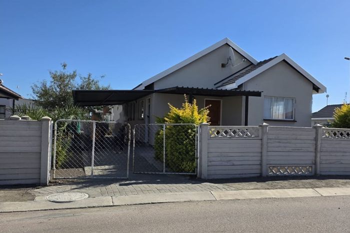 For Sale: 4-bedroom house in Freedom Park with parking, water tank, pet-friendly.