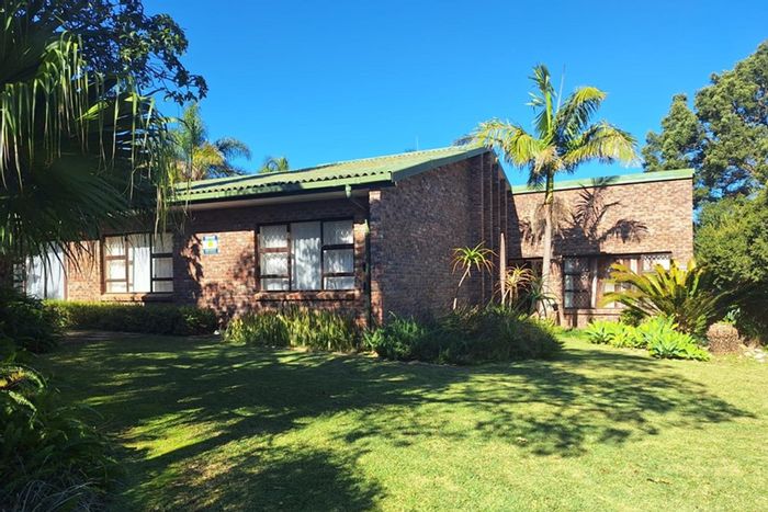 Boskloof House For Sale: 4 beds, spacious garden, patio, garage, near amenities.