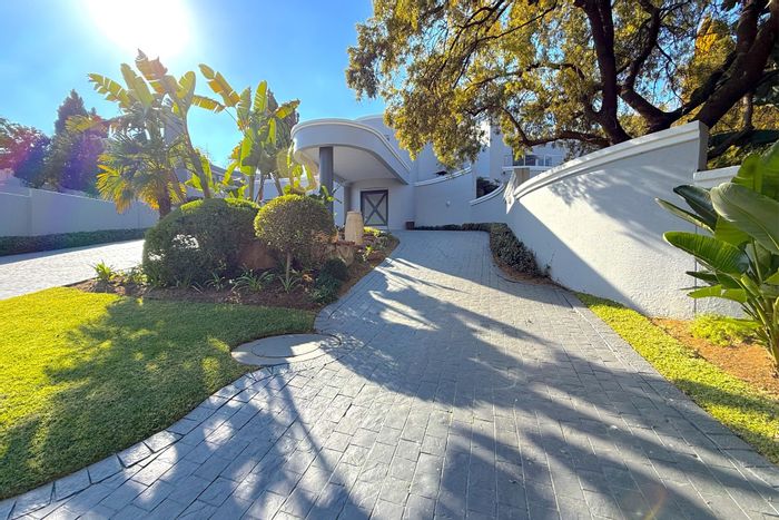 Dainfern Golf Estate House To Rent: 4 beds, pool, staff quarters, golf access.
