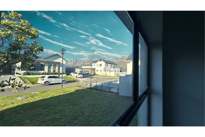 For Sale: House in Paarl South with 4 bedrooms, gated estate, and scenic views.