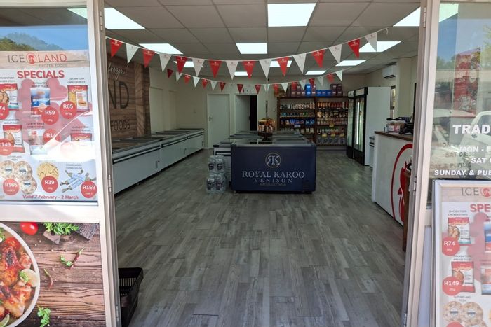 Retail space to rent in Mount Pleasant, high exposure, alarm system included.