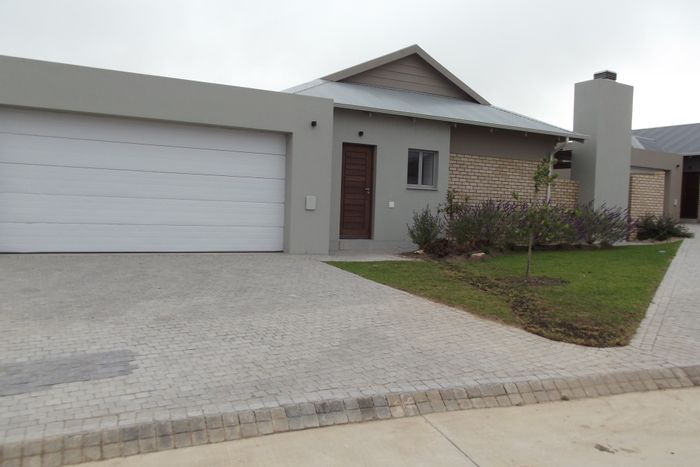 House for Sale in Hansmoeskraal AH: 3 beds, double garage, pet-friendly, secure estate.