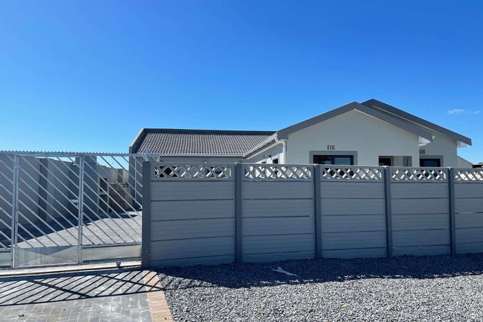 For Sale: 5-bedroom house in Dennemere with 3 rental apartments and secure parking.