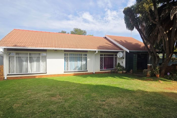 Dennesig House For Sale: 3 beds, double carport, flexible living, near schools.