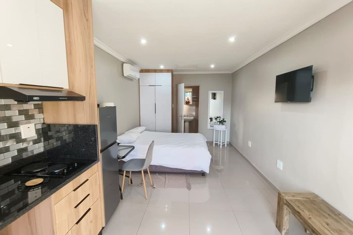Cottage To Rent in Veld En Vlei: Pool, WiFi, Smart TV, secure parking.