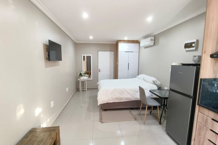 Cottage To Rent in Veld En Vlei: Pool, WiFi, Smart TV, secure parking.
