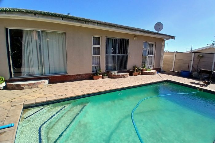 Richwood House For Sale: 3-bed home with income-generating flat, pool, and garage.