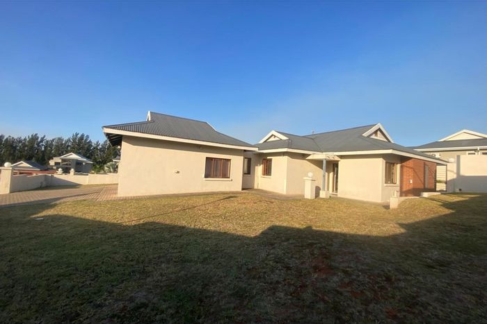 For Sale: House in Fairlands Estate with 3 beds, garden, and parking for 4.