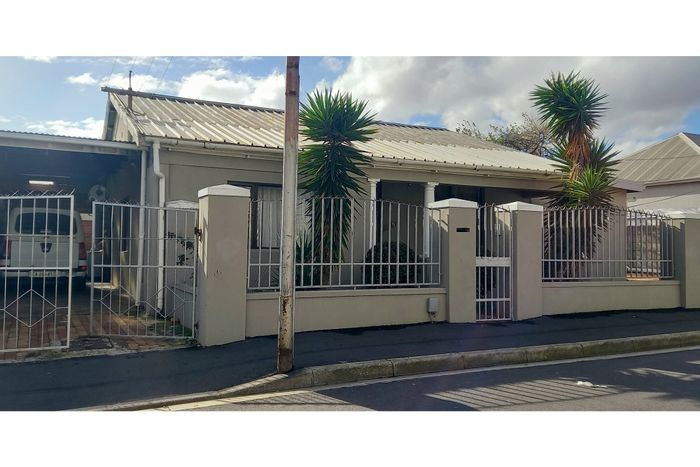 Maitland House For Sale: 10 bedrooms, 5 baths, 4 flatlets, ample parking.