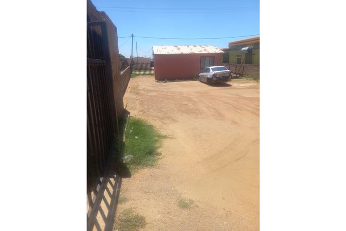 For Sale: House in Tsakane Ext 19 with multiple rental units and development potential.