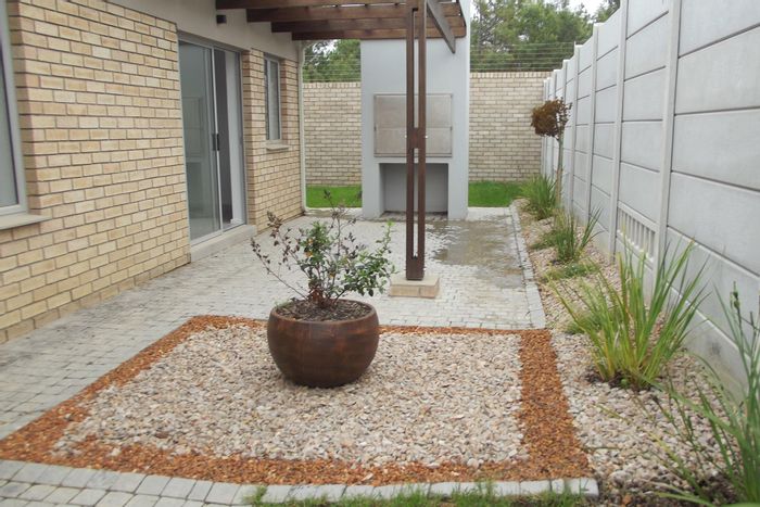 For Sale: House in Mooikloof Country Estate with 3 beds, double garage, pet-friendly.