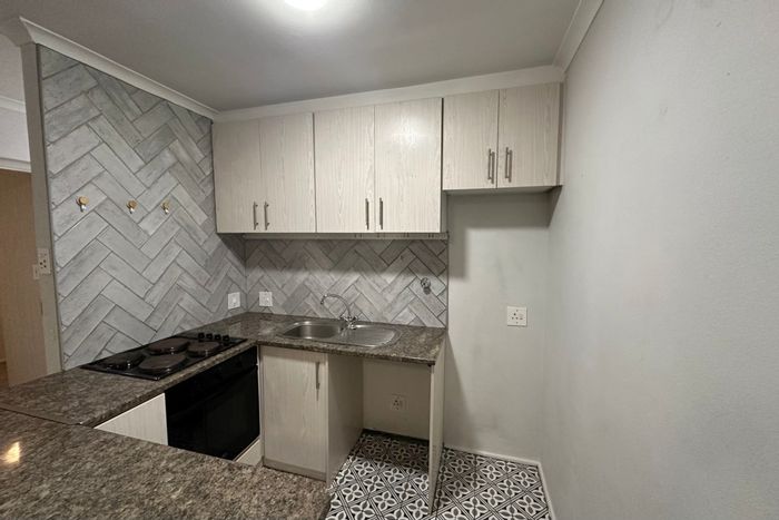 2 Bedroom Apartment To Rent in Oakglen with pool, security, and parking.