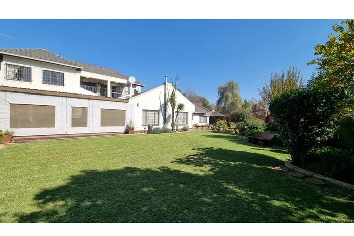 For Sale: Spacious 4-Bedroom House in Selection Park with Garden and Security Features.