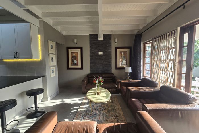 Townhouse for Sale in Meer En See: 3 beds, pet-friendly garden, secure parking.
