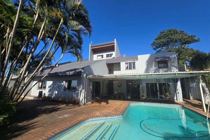 Spacious Panorama House for Sale: 5 Bedrooms, Pool, B&B Potential, 4 Garages.