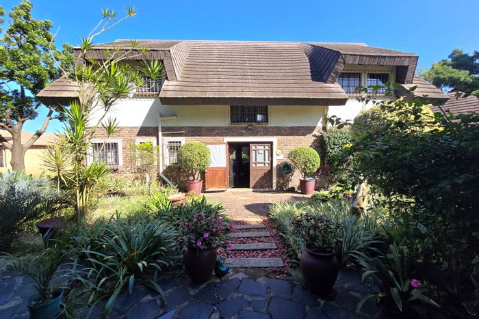 Birdswood Guest House For Sale: Diverse accommodations, gardens, lounges, and self-catering options.