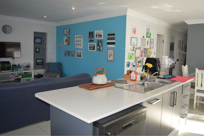 Gonubie Townhouse For Sale: 3 bedrooms, secure complex, yard, close to beach.