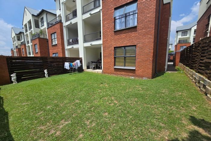 For Sale: Apartment in Greenstone Hill with garden, pool, gym, and parking.