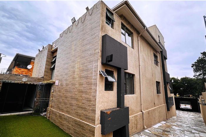 For Sale: Guest House in Rosettenville with 12 en-suite rooms, bar, and parking.