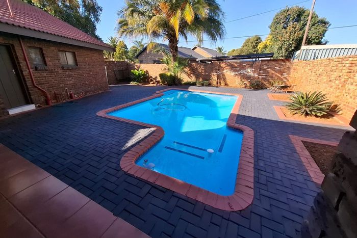 For Sale: Spacious Aerorand house with pool, triple garage, and ample family amenities.
