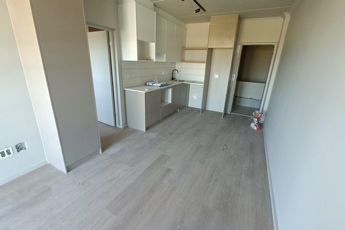 Table View Apartment To Rent: 1-bedroom, secure complex, smart utilities, pet-friendly.