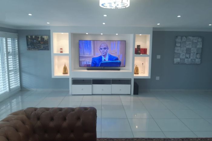 3-Bedroom House to Rent in Parklands with Pool, Fully Furnished. Lease Negotiable.