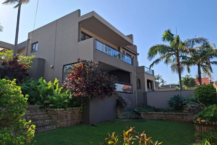 For Sale: House in Manaba Beach with 6 bedrooms, garden, and parking.