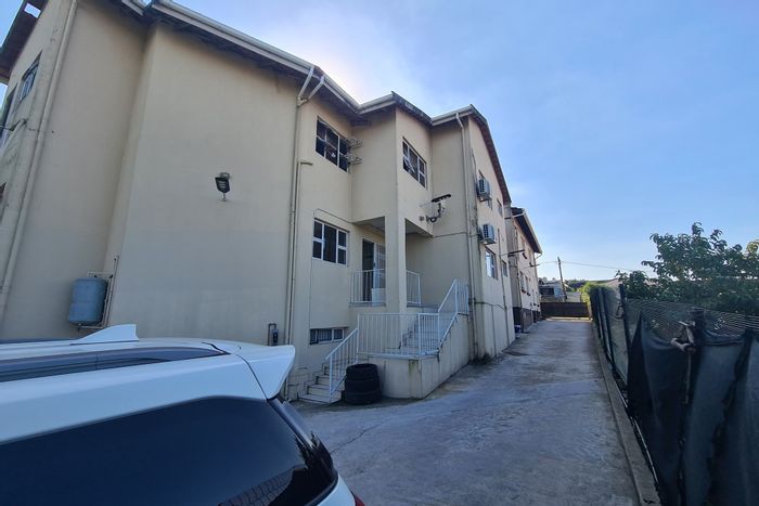 3 Bedroom, 3 Bathroom Apartment To Rent in Sydenham with Aircon and Parking.