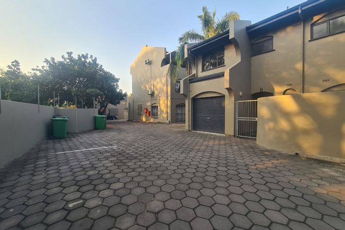 3-bedroom townhouse to rent in Meer En See, near beach, communal pool.