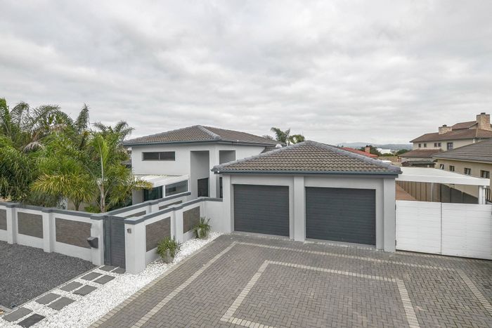 For Sale: Spacious Sonkring house with pool, double garage, and study.