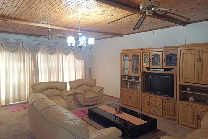 For Sale: 5-bedroom house in Impala Park with double garage and spacious garden.