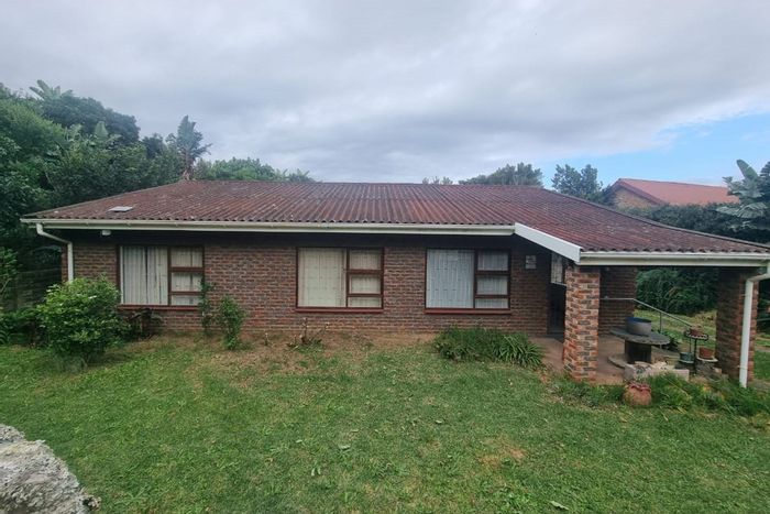 3-bedroom house in Cintsa East, to rent with garden and covered parking.