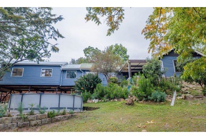 House For Sale in Hunters Home: Garden oasis, flat, parking, near golf course.