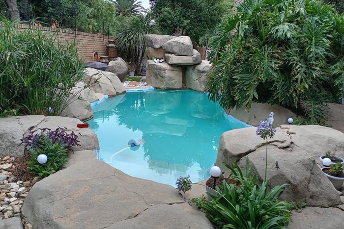 For Sale: House in Noordrand with 6 en-suite bedrooms, pool, and dining areas.