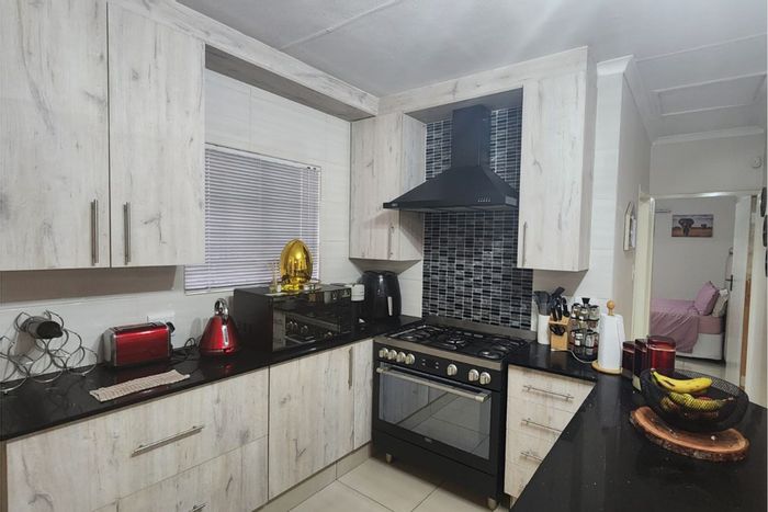 Dalpark Ext 1 House For Sale: 3 beds, pool, garage, near amenities.