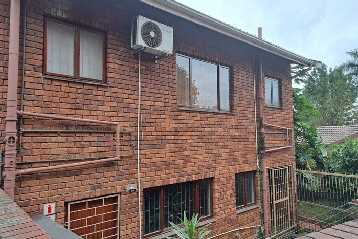 For Sale: Townhouse in Clarendon with 3 bedrooms, garden, pool, and secure parking.