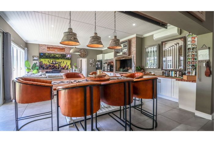 For Sale: House in Num Num Cape Estate with pool, flat, and secure living.