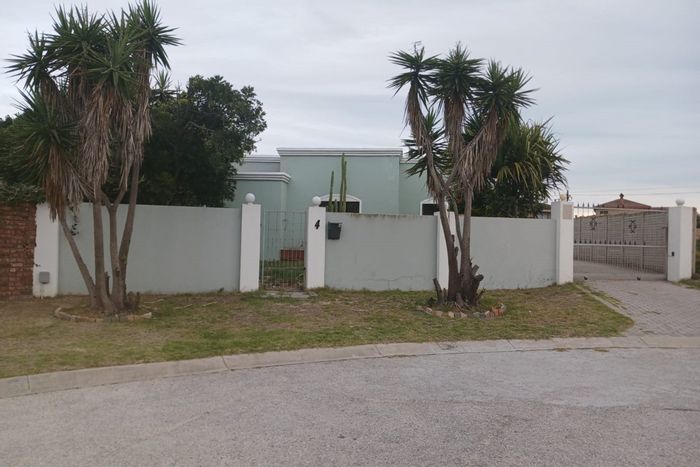 3-Bedroom House To Rent in Bluewater Bay with garden, braai area, and parking.