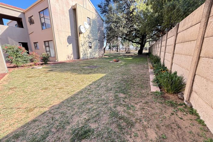 Townhouse For Sale in Sasolburg Ext 23: 2 Bedrooms, Balcony, Garden, Parking.