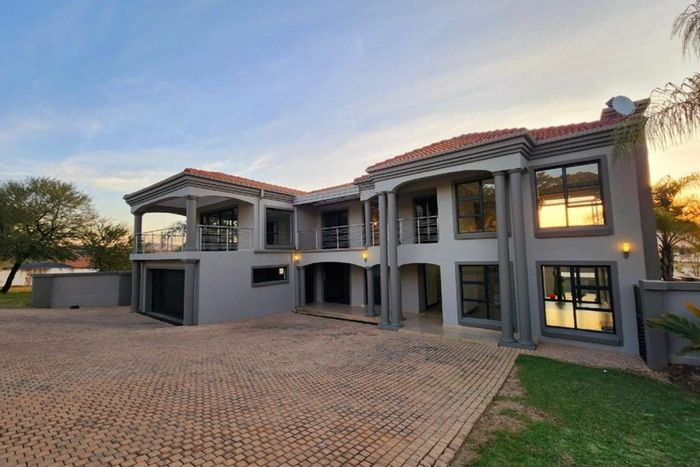For Sale: House in Xanadu Eco Park with pool, 4 garages, and study.
