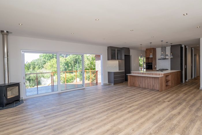 For Sale: Welgemoed House with 4 bedrooms, pool, and mountain views.